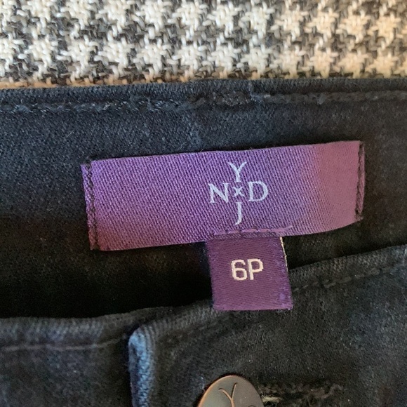 NYDJ black jeans with rhinestone detail on back pocket size 6P - Picture 3 of 10